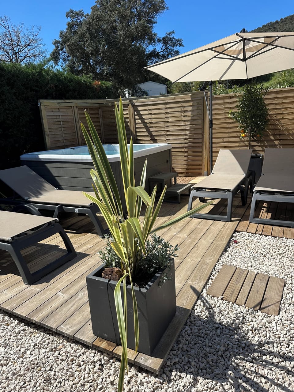Outdoor spa tub