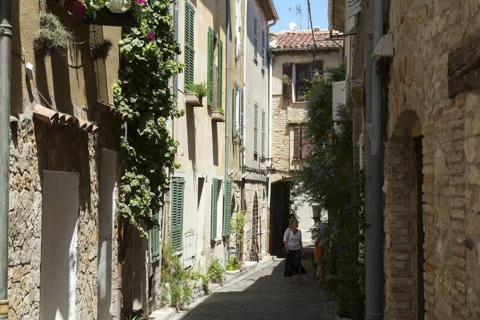 Les ruelles d'Antibes pour se promener et découvrir des petites terrasses de café pour se rafraichir.