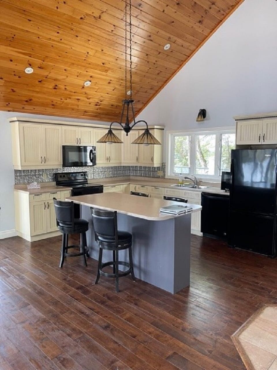 Fully loaded kitchen. Everything you need