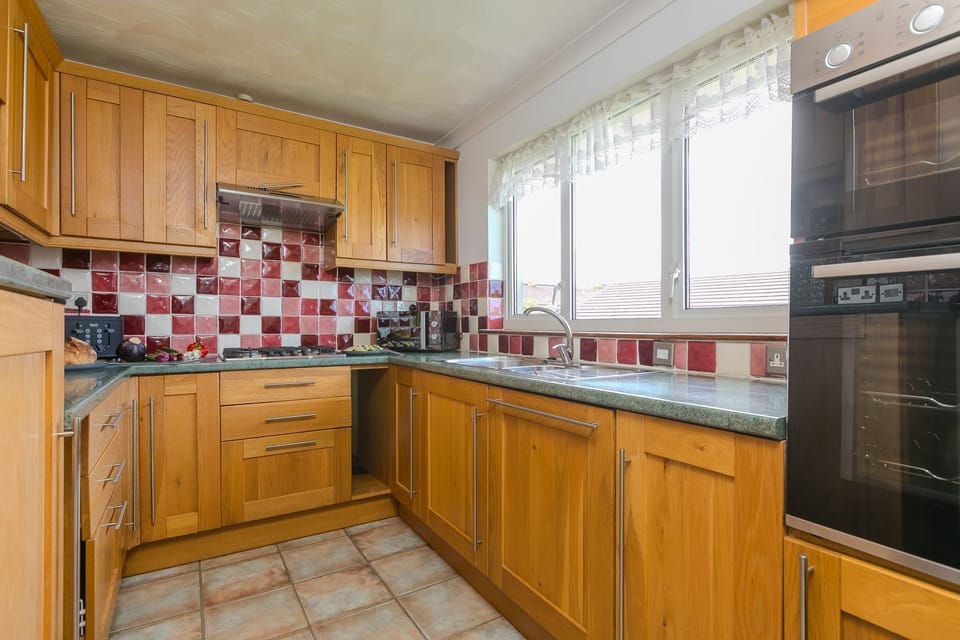 Kitchen with electric oven and grill, gas hob - Ocean Parc