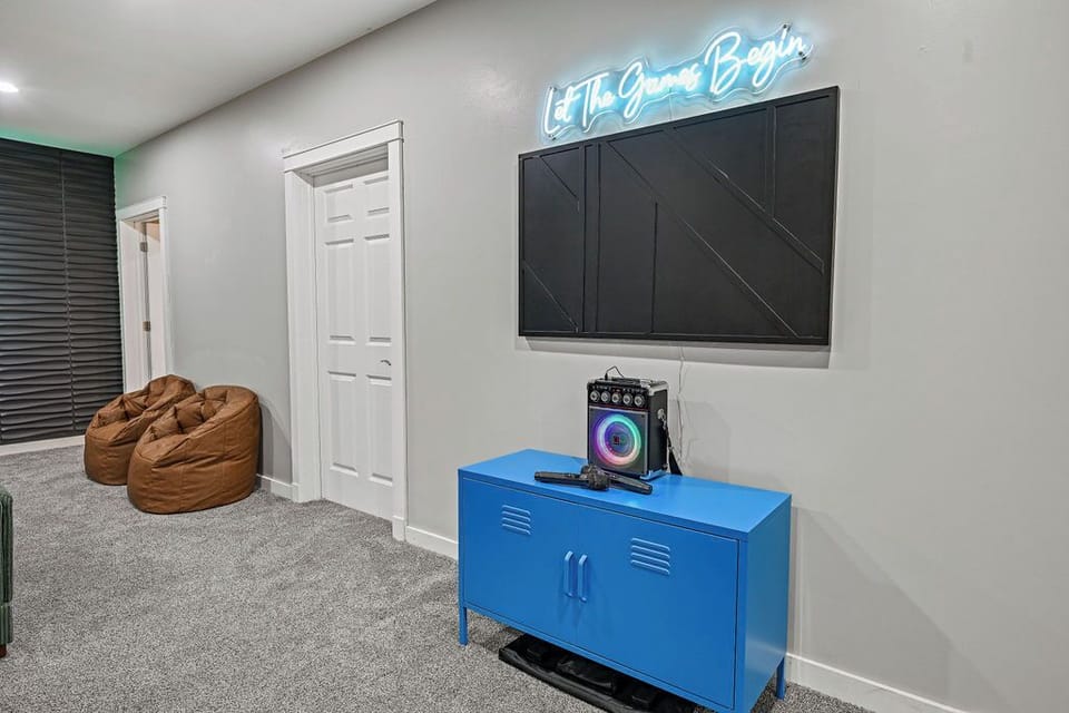 This basement game room ensures ultimate entertainment. 