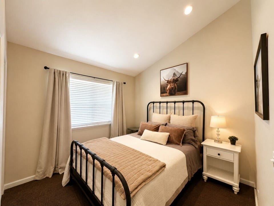 Bedroom 3 with queen bed