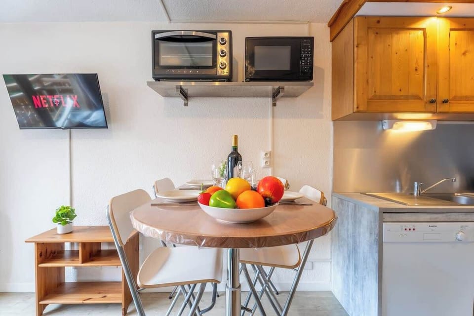 Table à manger pour 4 personnes, idéale pour faire de bon repas. Idéale télétravail.