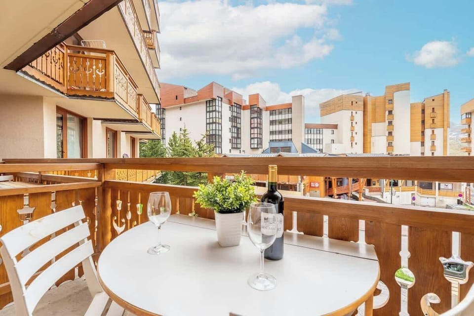 Balcon avec vue sur la station et la vallée, table et chaises pour profiter de l'extérieur. Exposé plein sud, très ensoleillé.
