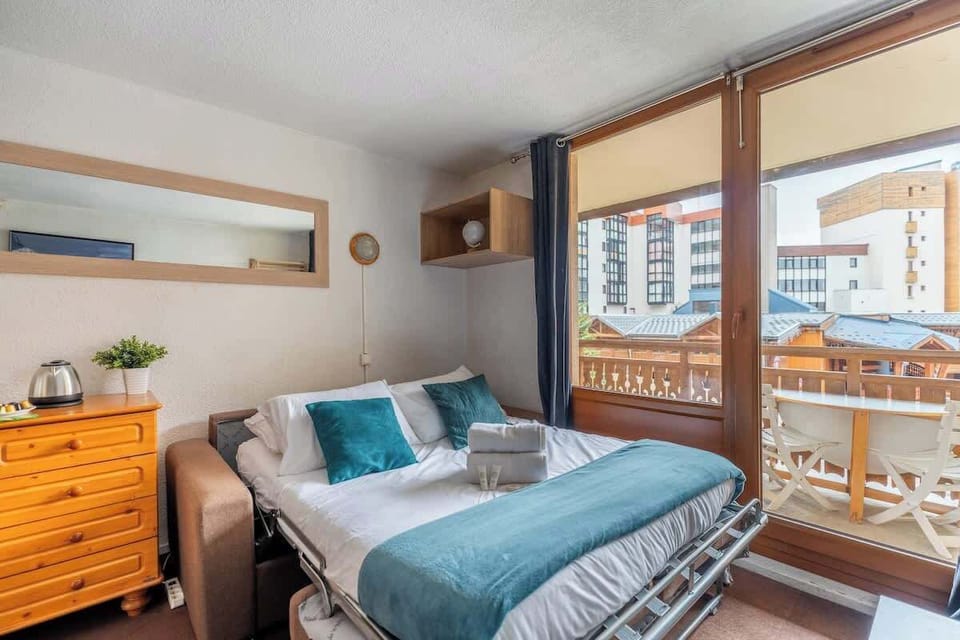 Canapé lit confortable, espaces de rangements, multiprises et accès direct au balcon pour un petit déjeuner ou un apéritif au soleil.