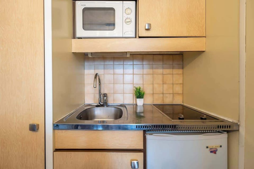 Cuisine tout équipée, dans son style de l'époque, avec tout le matériel nécessaire pour cuisiner de bon plats.