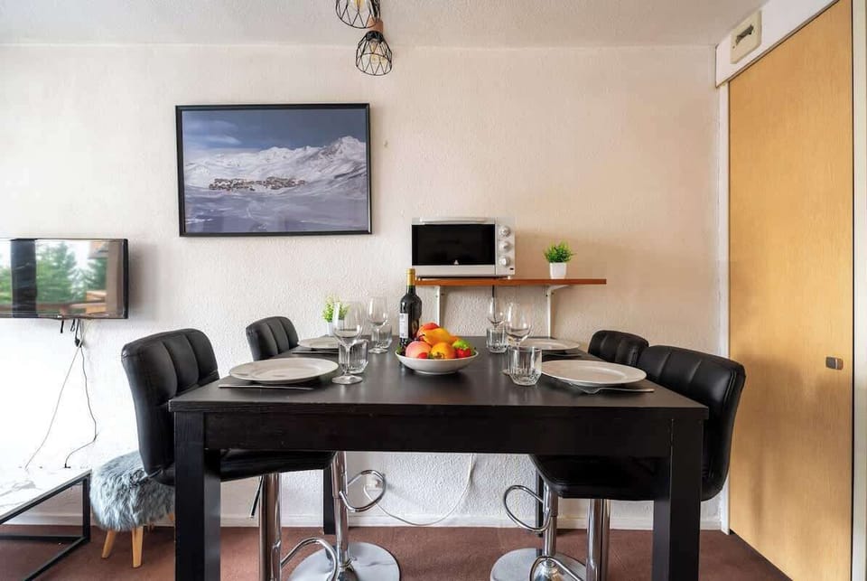 Espace repas pour 4 personnes sur chaises hautes, table spacieuse pour faire de gros repas pendant l'hiver. Idéal télétravail.
