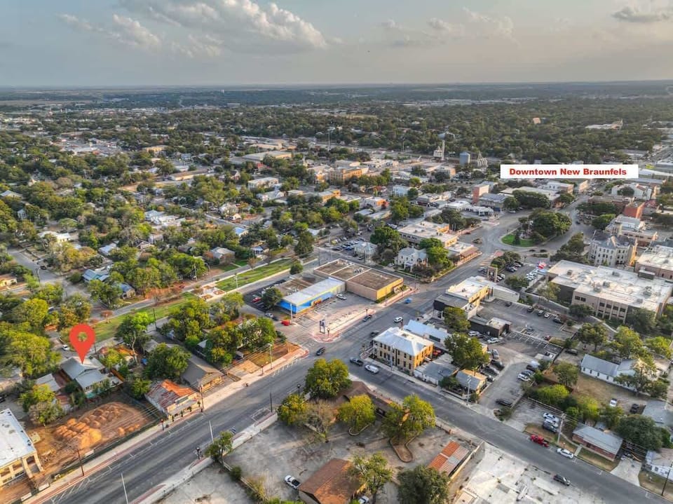 Vibrant downtown New Braunfels is just a two-minute walk away, offering some of the best restaurants and a lively, exciting bar scene to enjoy.