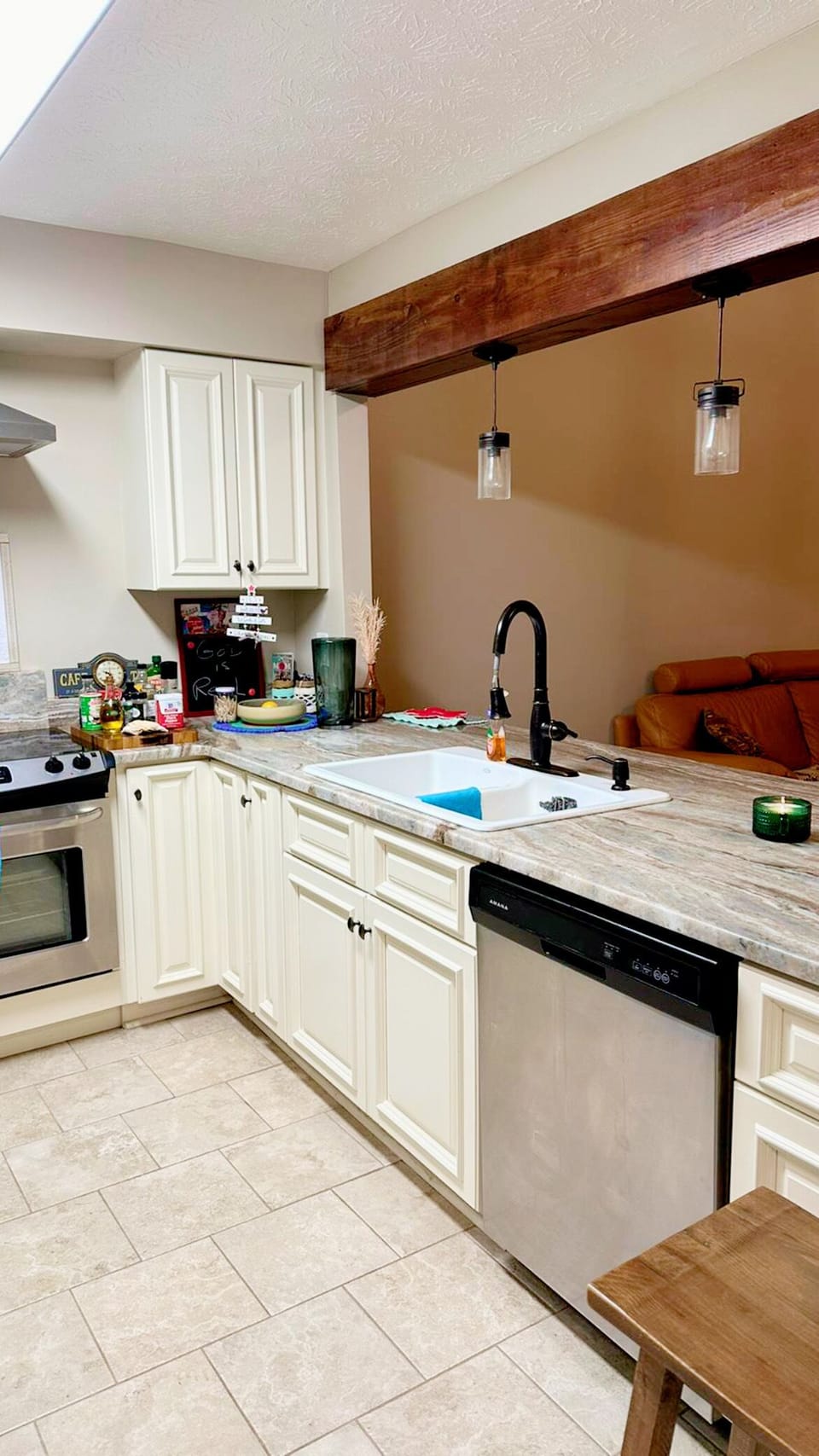 Kitchens, well equipped for cooking 
