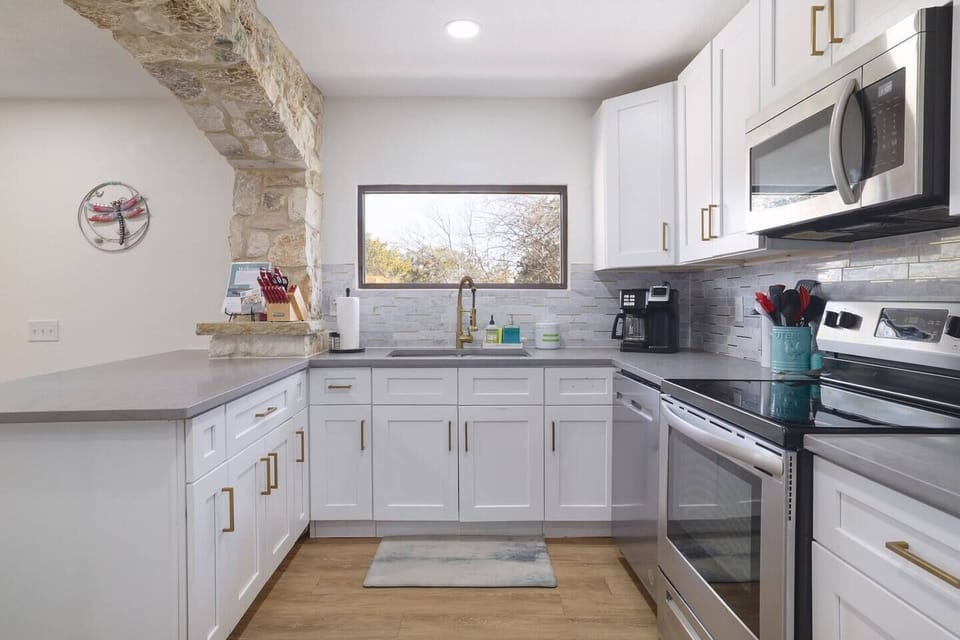 Bright, airy, and fully equipped, this kitchen makes everything from morning coffee to shared dinners feel easy and inviting. Modern finishes and natural light create a space guests naturally gather around.