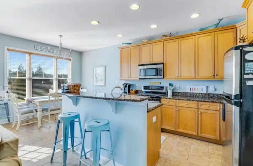 Kitchen with breakfast bar (2) and kitchen table (6) 