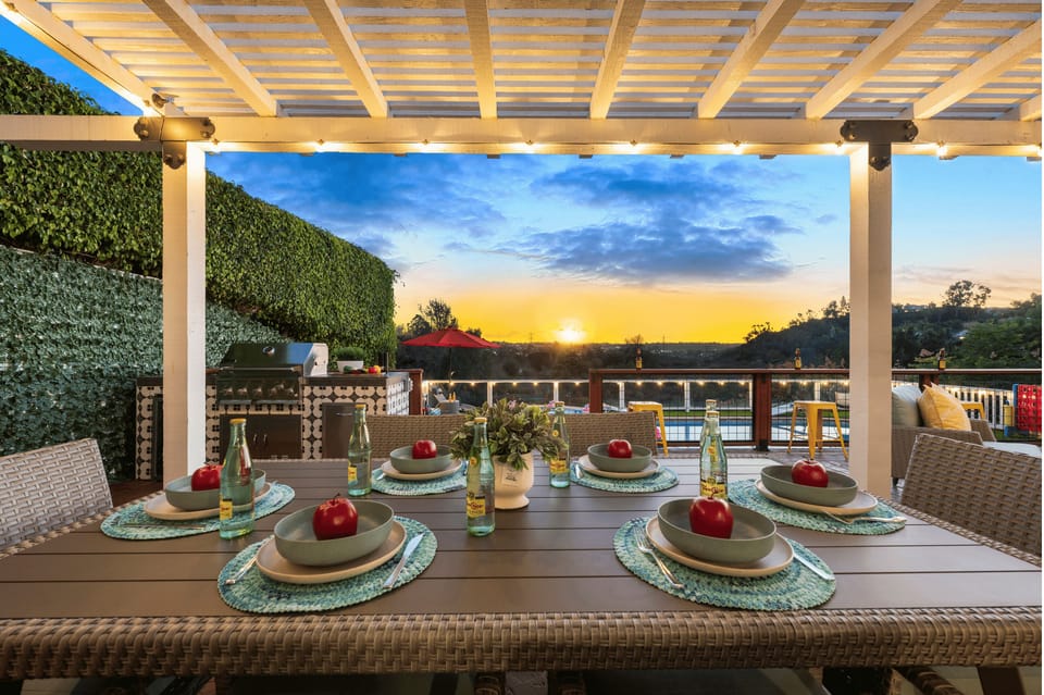 A backdrop that takes your breath away—bon appétit with a view!
