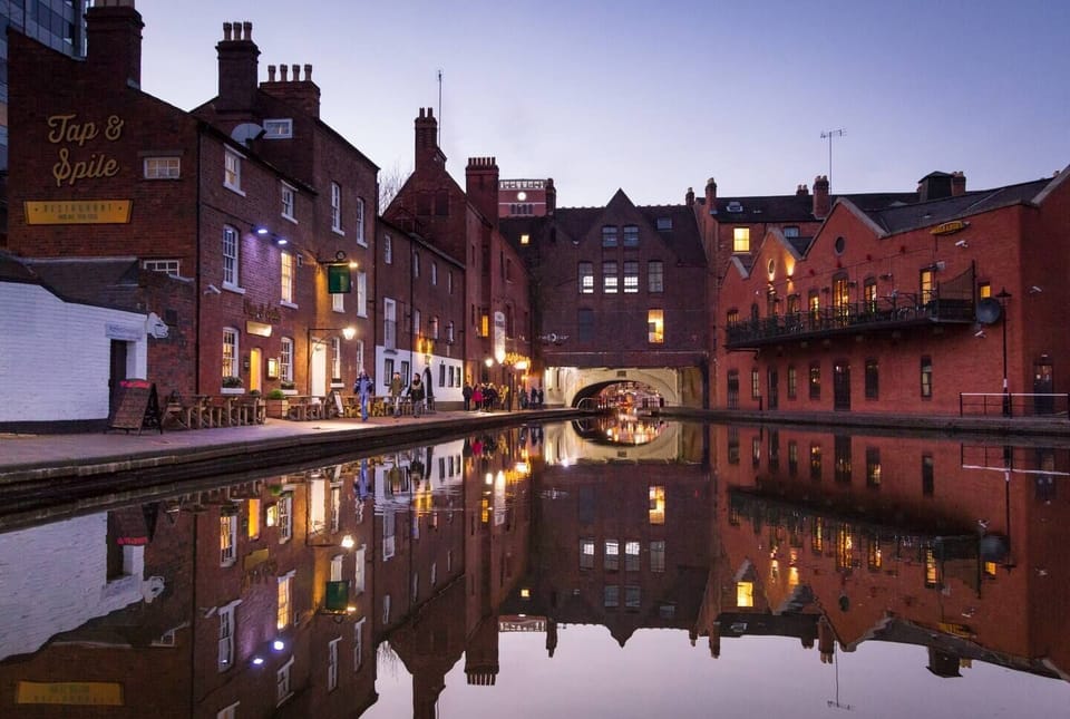 Discover the charm of Birmingham’s historic canal network, just moments away. Stroll along the scenic waterways, enjoy vibrant bars and restaurants, or take a relaxing boat tour. The perfect blend of history and modern city life, offering stunning reflections and a unique atmosphere, especially at sunset
