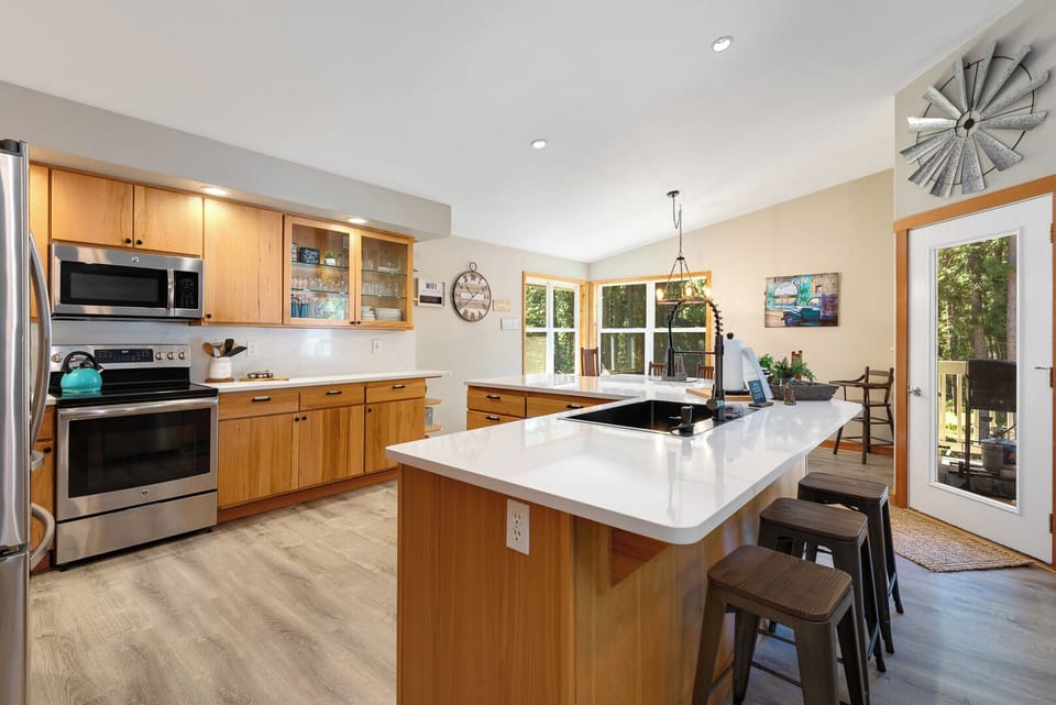 oven, stove, microwave, kettle