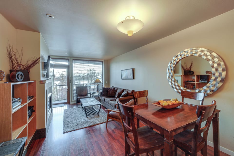 Chelan Vacation Rental | 2BR | 2BA | 880 Sq Ft | Step-Free Access via Elevator