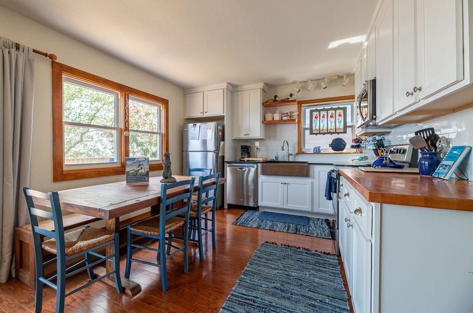 Kitchen/Dining Area