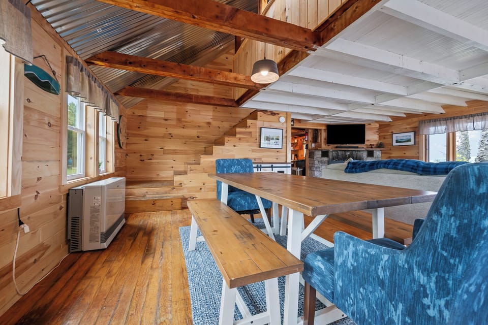 Main cabin - Dining area with stairs to upper level