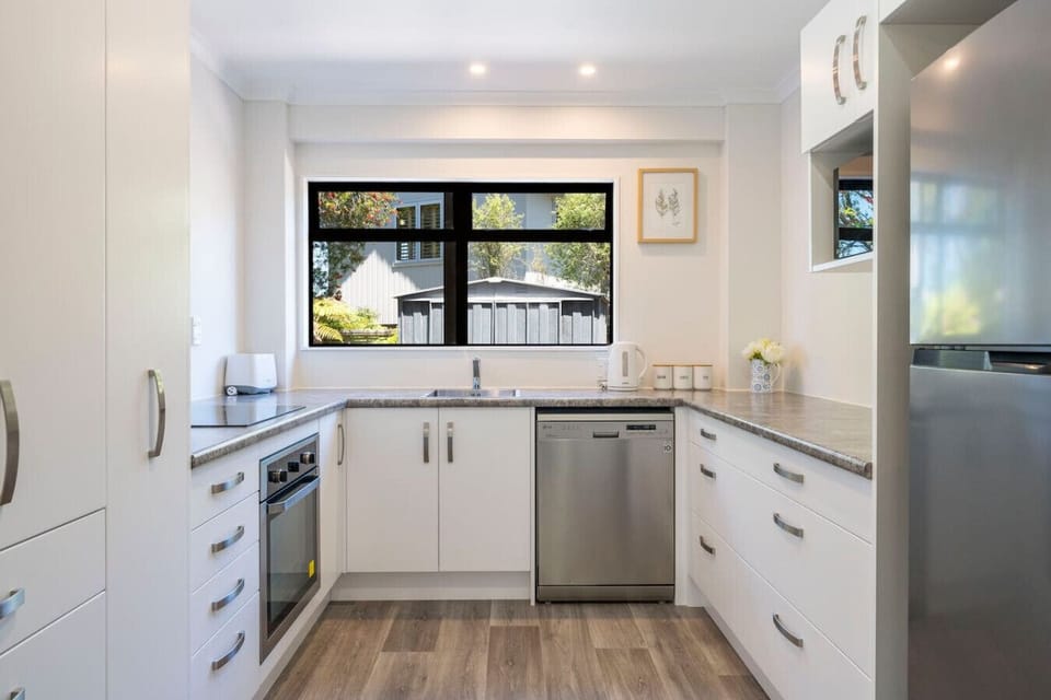 Full kitchen, downstairs