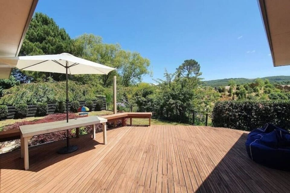 Spacious deck & picnic table