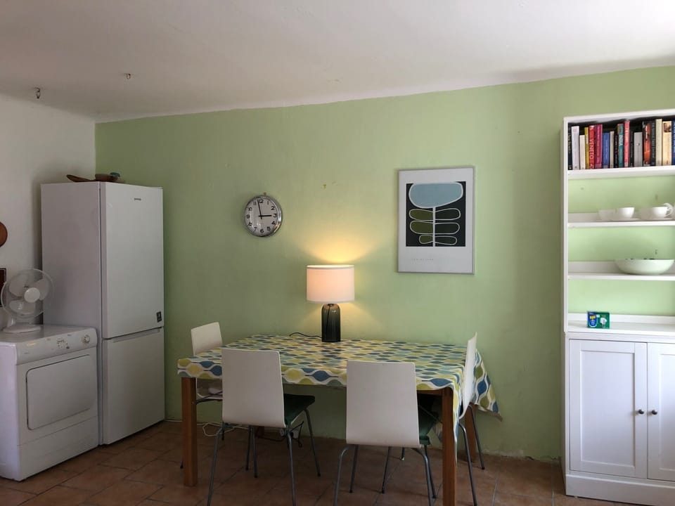 seating for 6 - 8 people