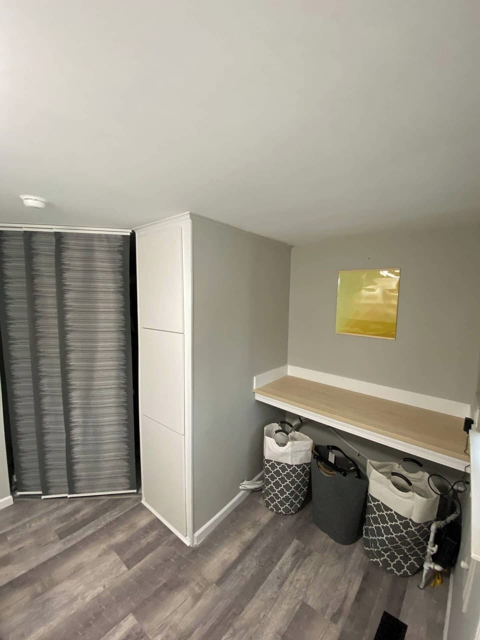 On the other side of the laundry room you'll have a large table to fold your clothes, 2 large laundry hampers, and a floor-to-ceiling storage cabinet. 