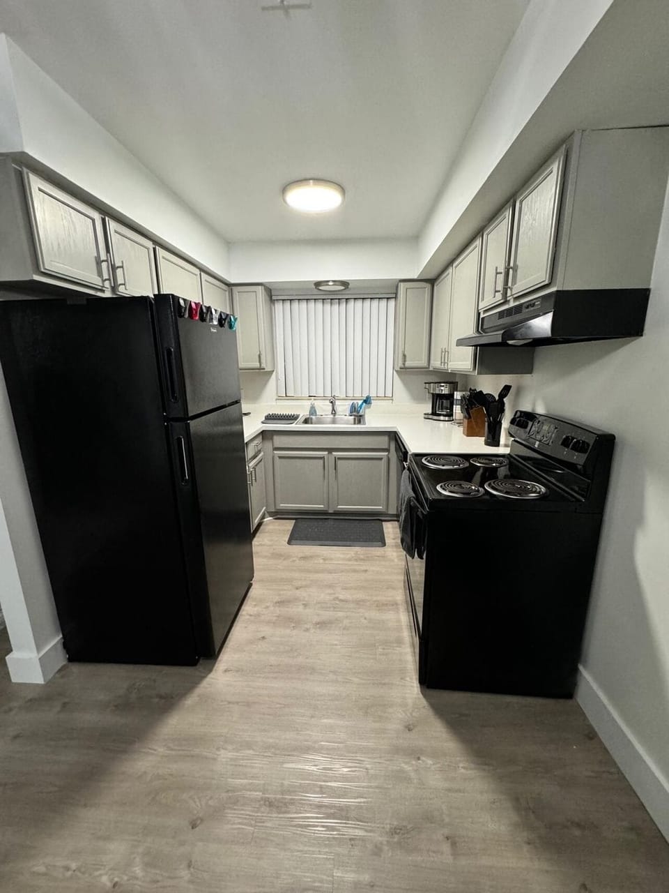 Kitchen w/ Full Appliances