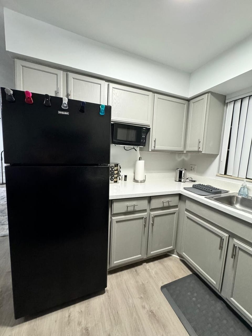 Kitchen w/ Full Appliances