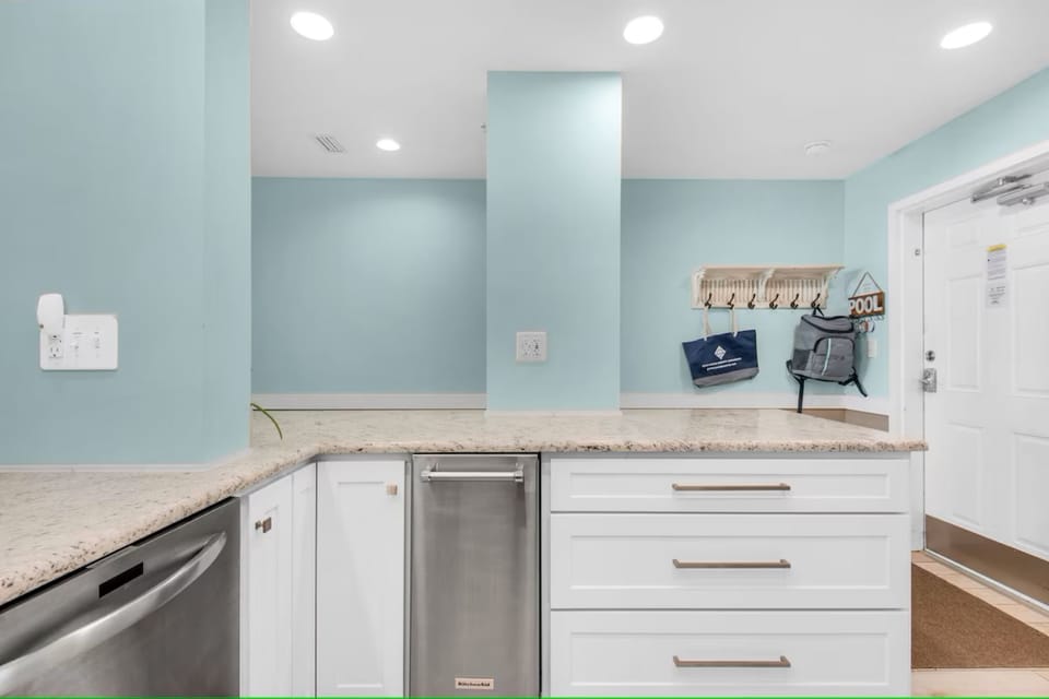 Kitchen w/ ice maker
