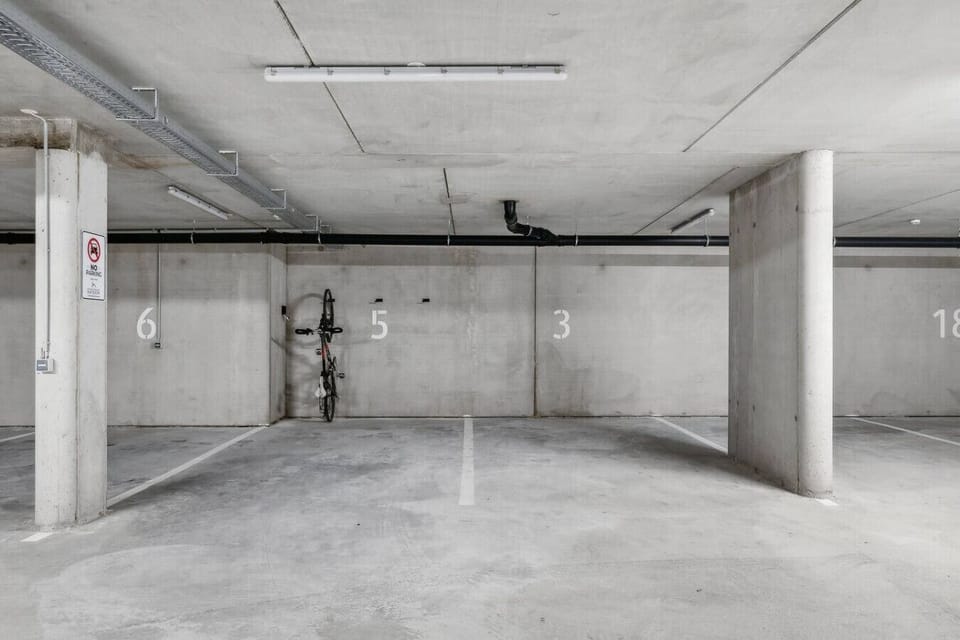 eigener Tiefgaragen-Parkplatz und Fahrradabstellmöglichkeit
