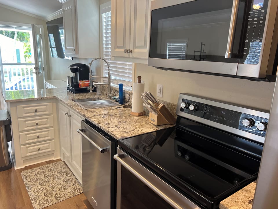 There's plenty of convenient appliances in the fully equipped kitchen.