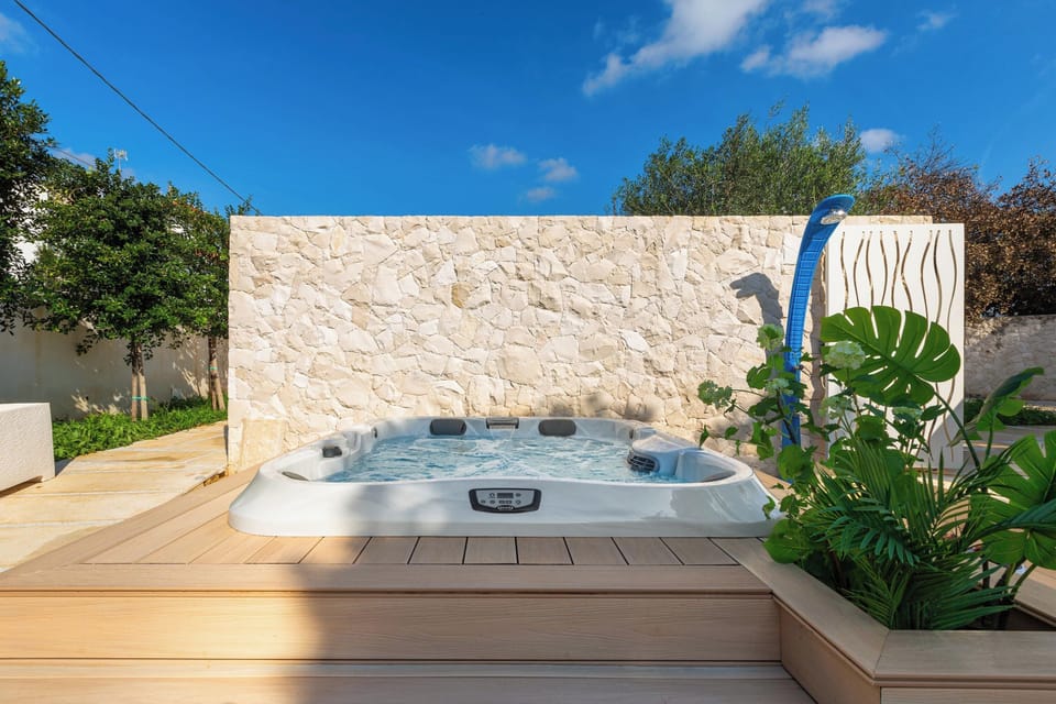 Outdoor spa tub