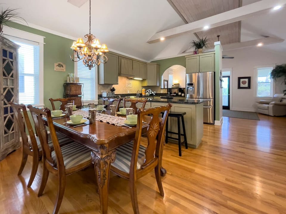 Dining seating for 6 with additional bar stool seating for 4 at the kitchen counter