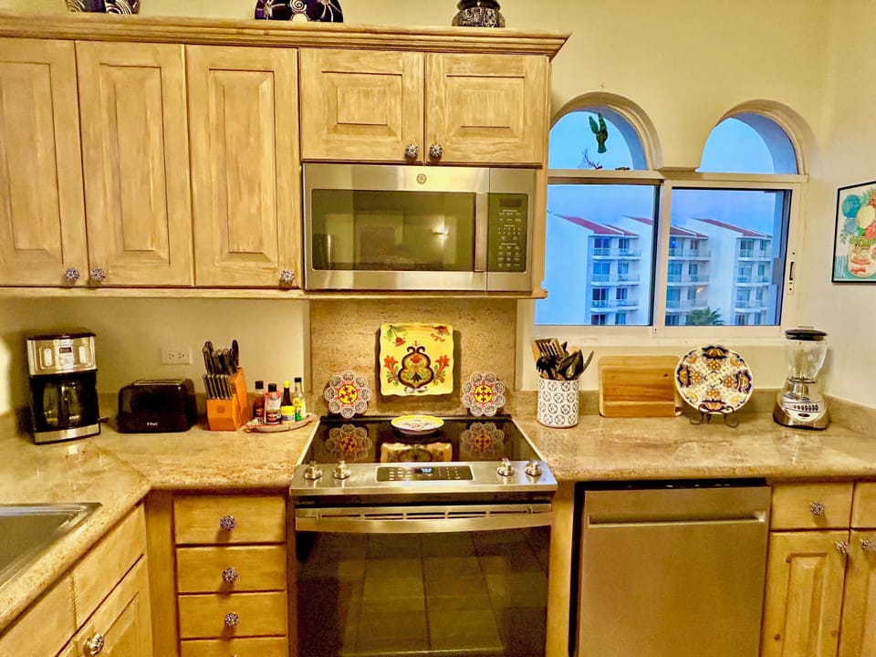Fully stocked kitchen!