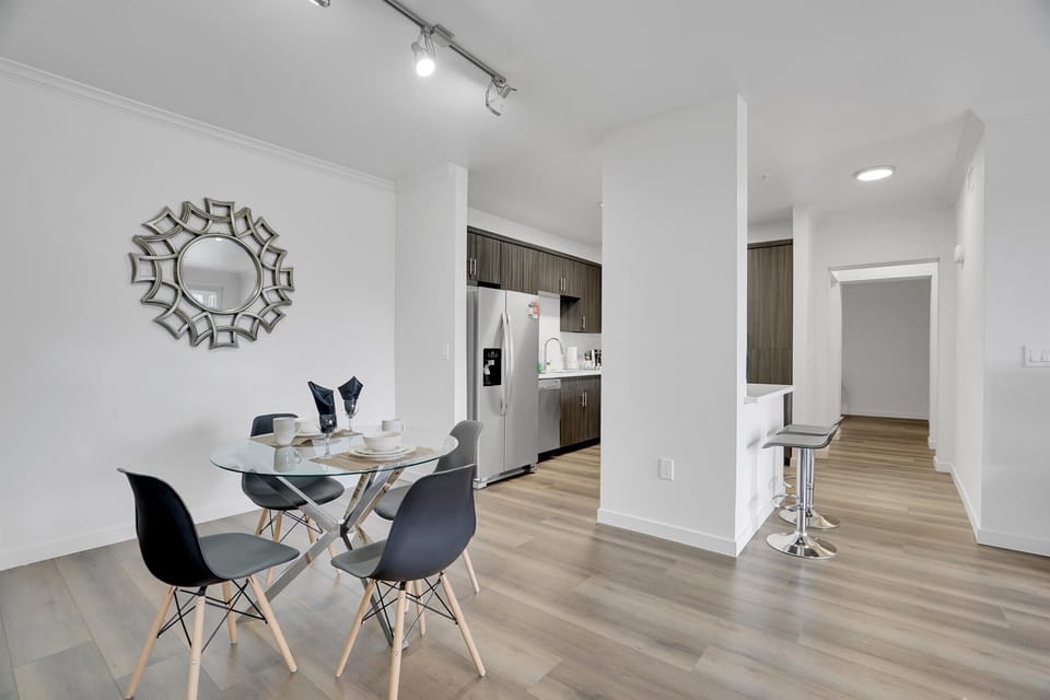 Marina Del Rey 2 Bedroom Dining Room