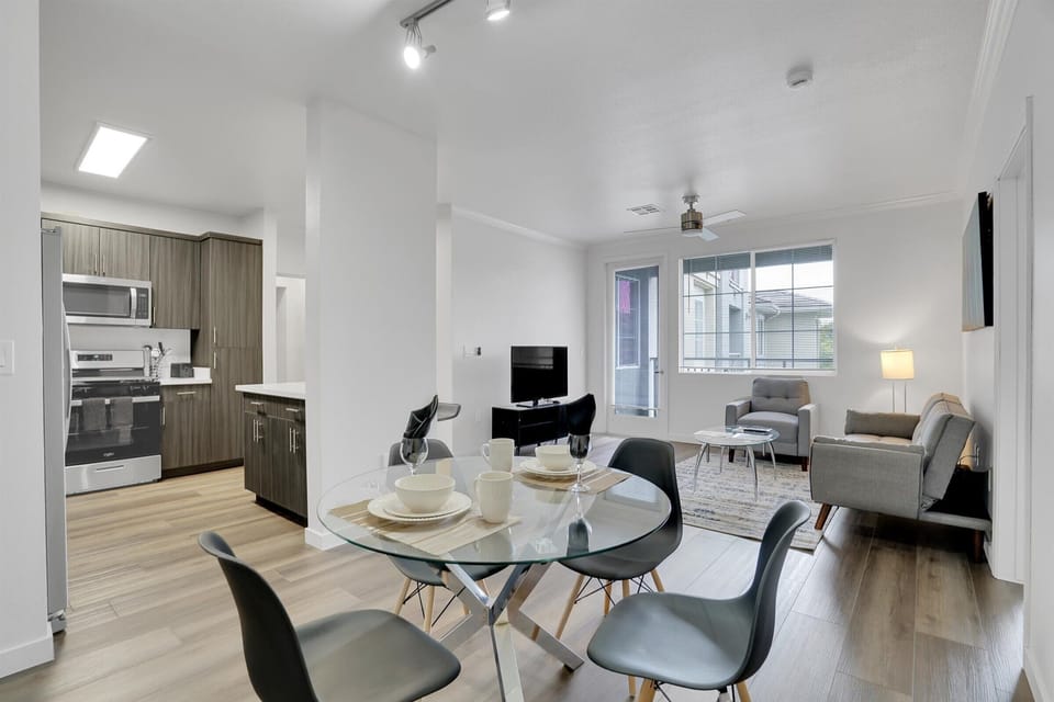 Marina Del Rey 2 Bedroom Dining Room