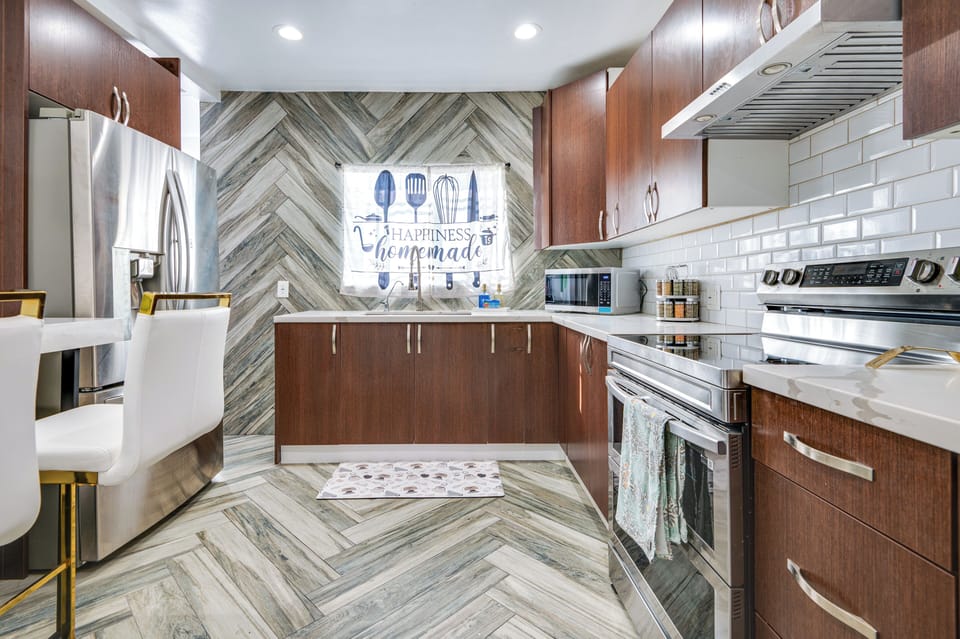 Kitchen | Keurig Coffee Maker | Blender | Toaster