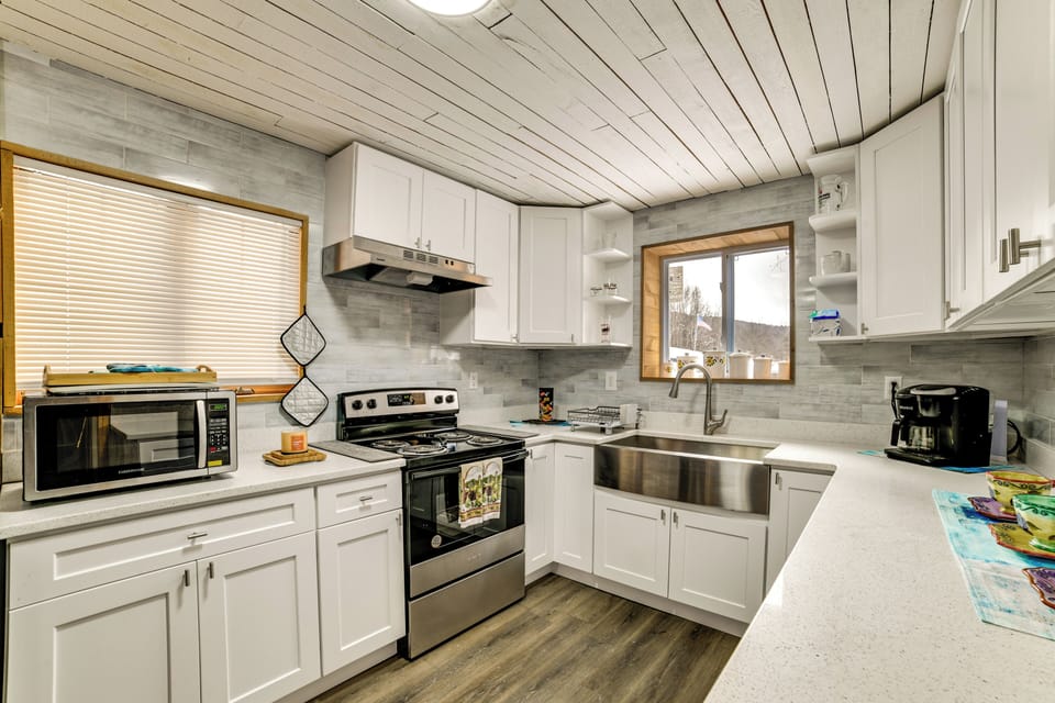 Kitchen | 1st Floor | Dual Keurig/Drip Coffee Maker | Cooking Basics