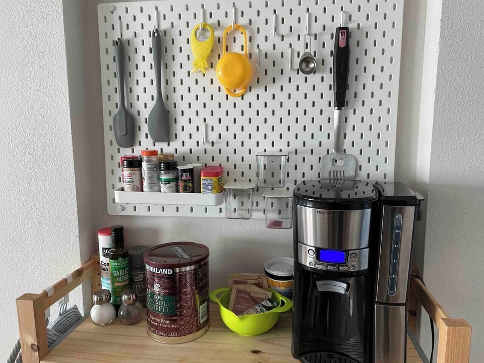 Well-stocked kitchen + automatic coffee maker.