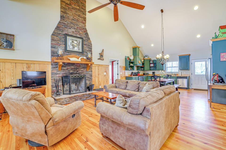 Living Room | Free WiFi | Central Heating & Air Conditioning