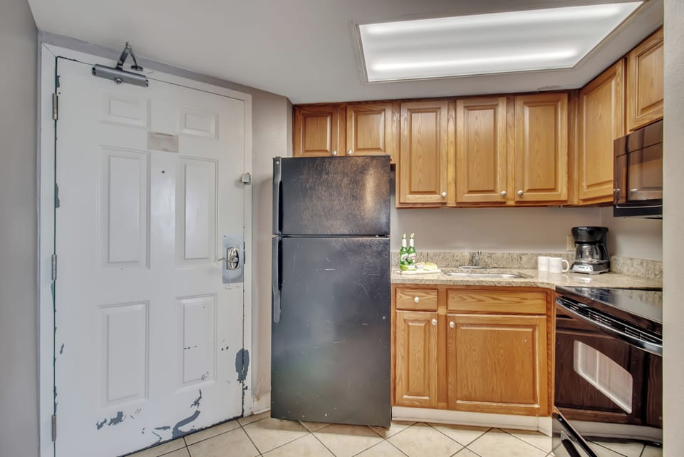 Coastal culinary haven with modern amenities!