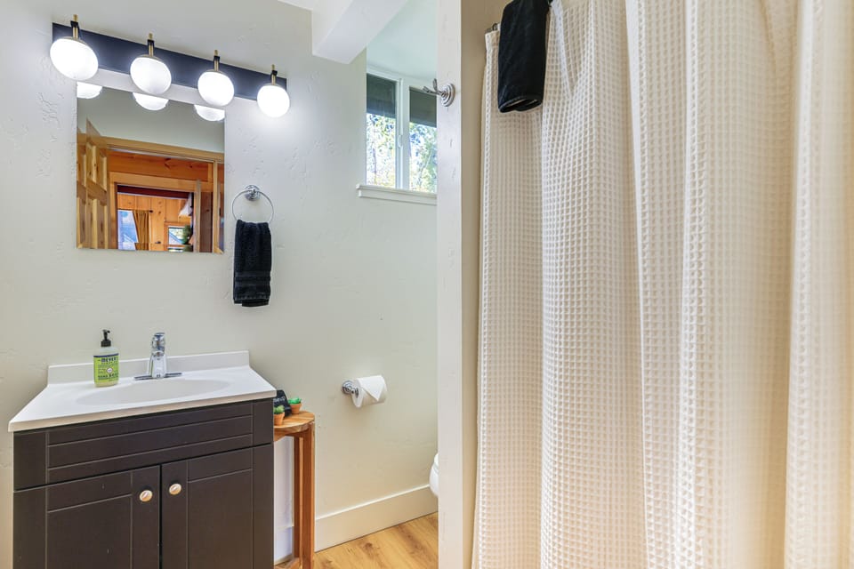 Full Bathroom | 1st Floor | Towels Provided | Hair Dryer
