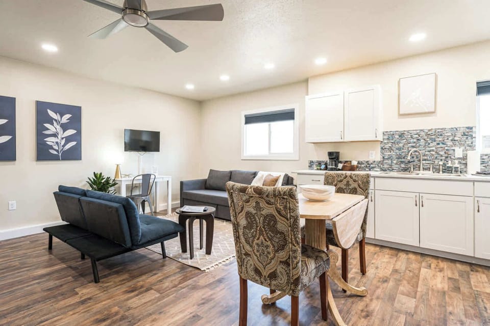 #StayInMyDistrict West Bench Comfortable furnishings & amenities make this private studio the perfect home #StayinMyDistrict #bookdirect