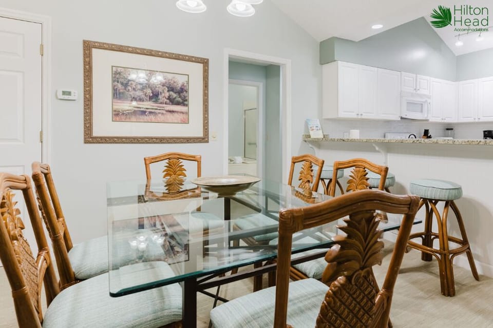 Start mornings with coffee at the easy, social breakfast bar.