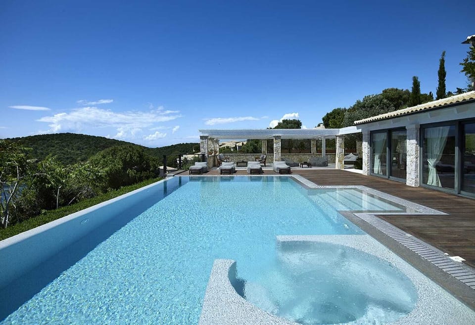 Villa Luna in Sivota: infinity pool with hot tub