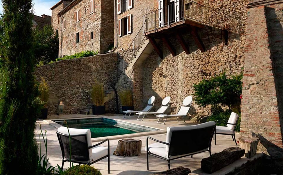 Walled garden for maximum privacy & comfort.