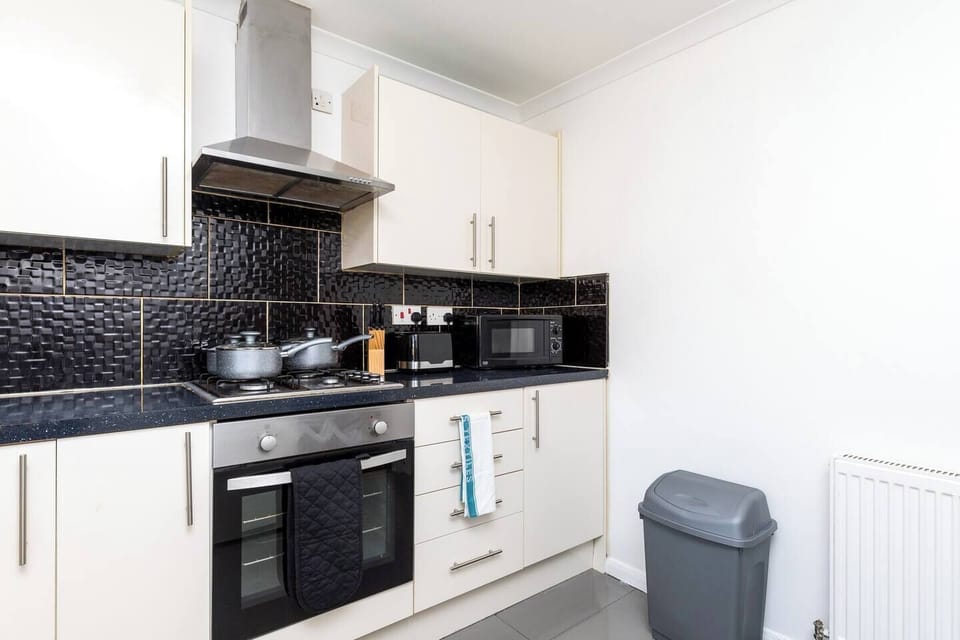 Create culinary magic in this simple kitchen. Book now! (4)