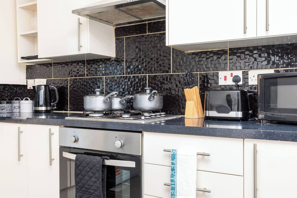 Create culinary magic in this simple kitchen. Book now! (3)