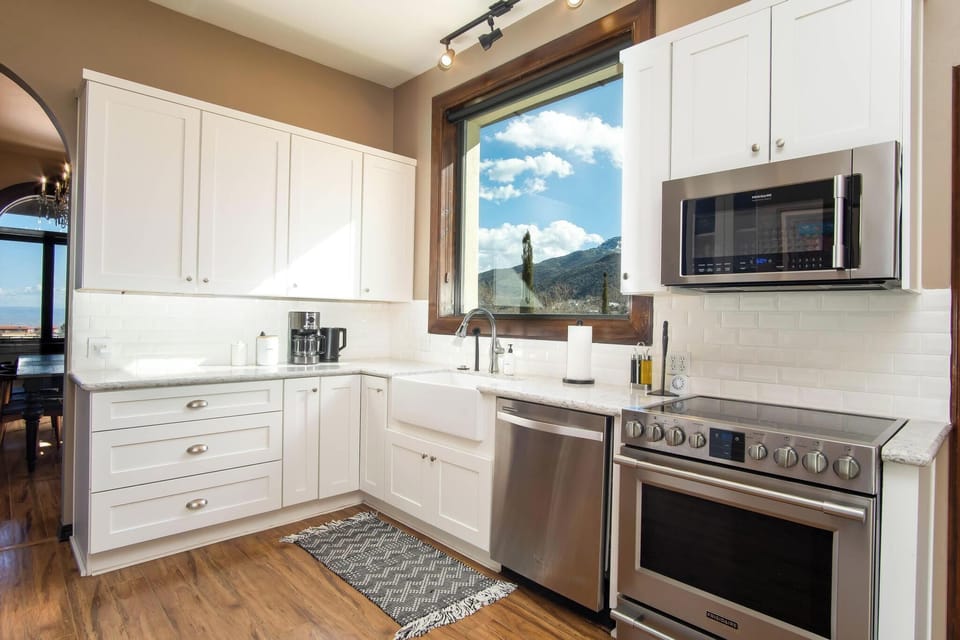Beautiful full kitchen