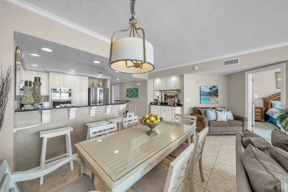 Dining room with seating for 6 at table and 4 at breakfast bar