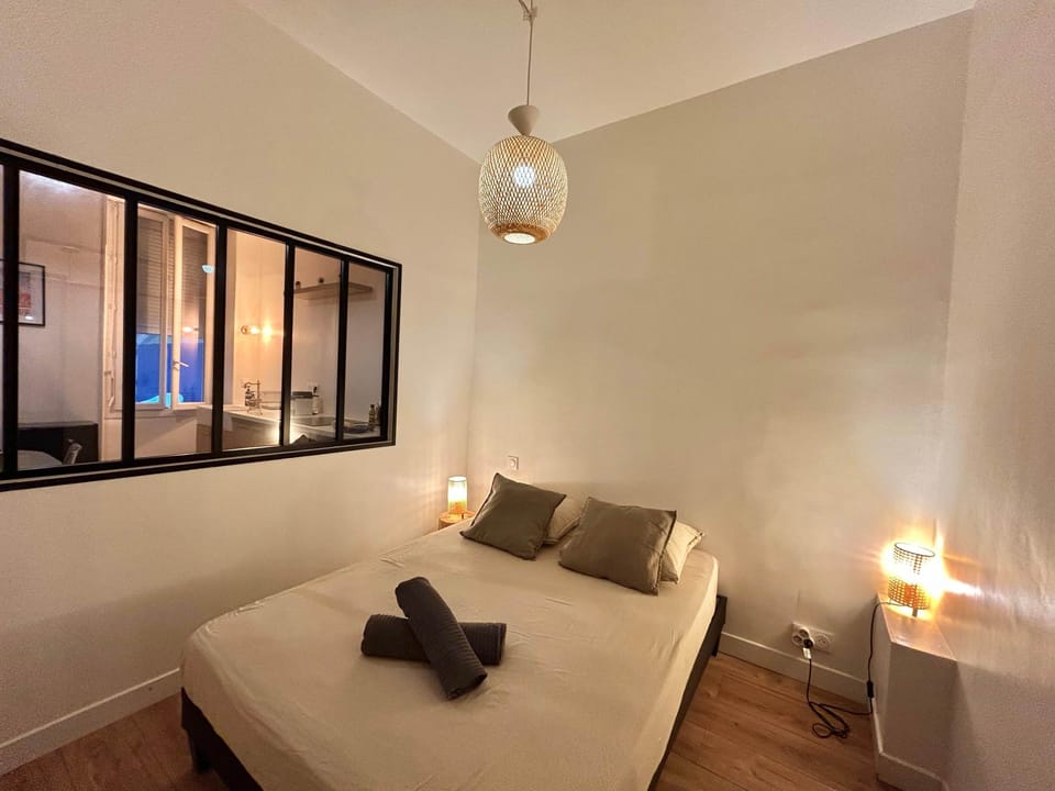 Bedroom, towels, double bed, bedside table, table lamp